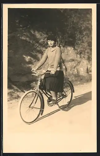 Foto-AK Ein Mädchen fährt in der Sonne Fahrrad