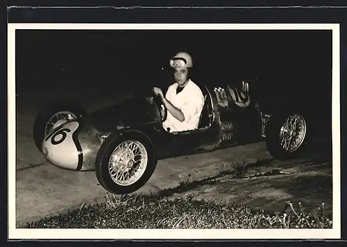 Foto-AK Fahrer in Rennwagen mit Startnummer 16