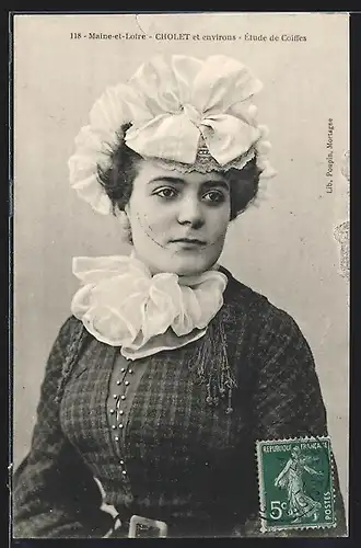 AK Mädchen in Tracht mit Haube aus Cholet