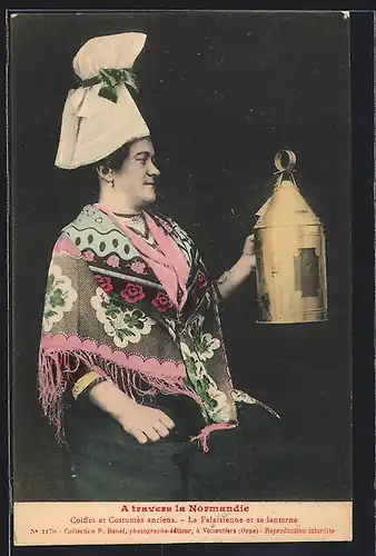AK A travers la Normandie, Coiffes et Costumes anciens, La Falaisienne et sa lanterne