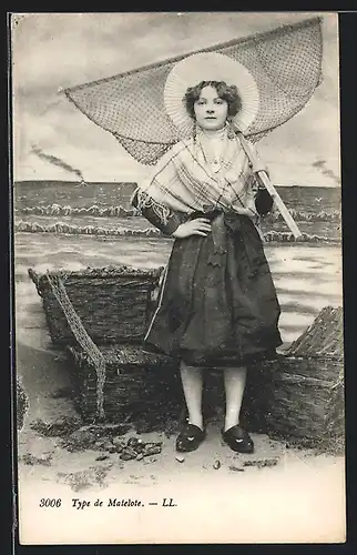 AK Matelote, Frau in Tracht mit Fischernetz, Nord-Pas-de-Calais