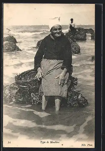 AK Type de Mouliere, Fischerfrau mit Korb auf einem Stein
