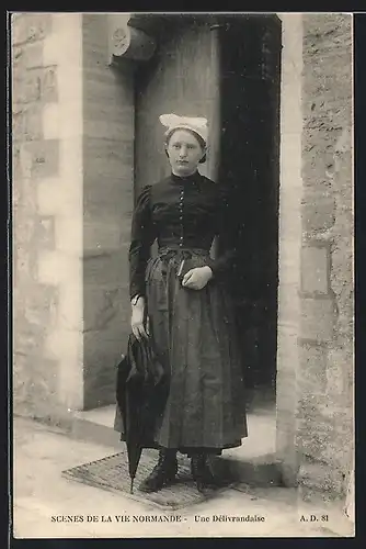 AK Junge Frau in schwarzer normannischer Tracht, une Délivrandaise