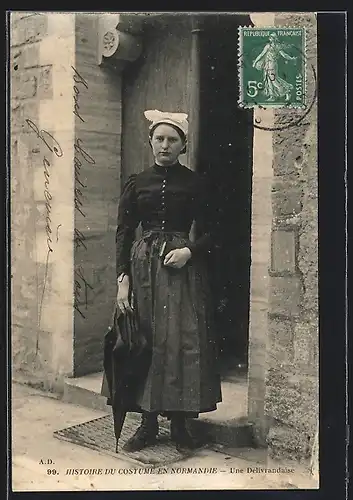 AK Junge Frau in schwarzer normannischer Tracht mit Schirm