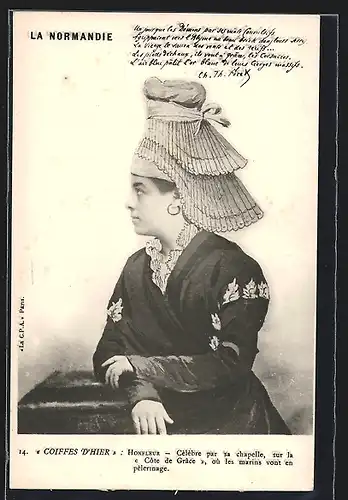 AK Honfleur, Celebre par sa hapelle, Frau mit gefächerter Kopfbedeckung
