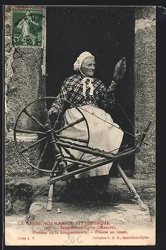 AK Saint-Pierre-Eglise, Ältere Dame in Tracht an einer Spindel