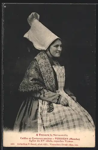 AK Perriers, Eglise du XV, Frau in karierter traditioneller Tracht mit weissem Hut