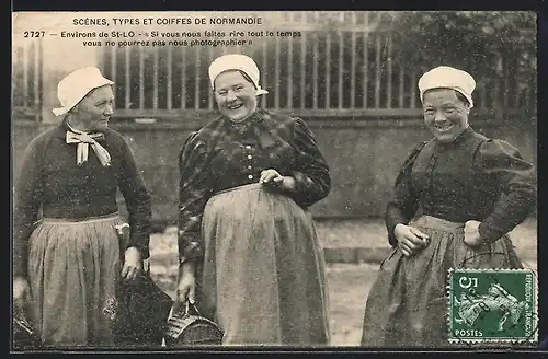 AK Drei lachende Damen in Tracht der Normandie, Environs de St-LO