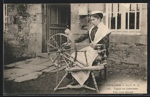 AK Normandie, La C. P. A., Types et Costumes, File mon Rouet, Frau am Spinnrad