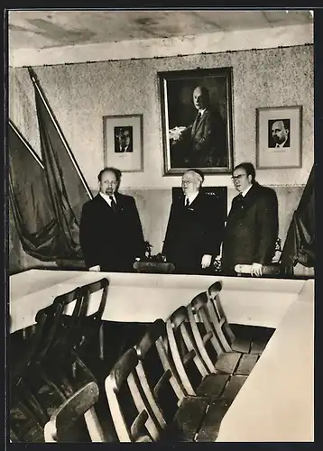 AK Ziegenhals, Wilhelm Pieck, Walter Ulbricht und Otto Grotewohl in der Thälmann-Gedenkstätte, 1953, DDR-Propaganda