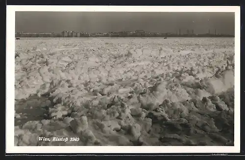 AK Wien, Die gefrorene Donau nach dem Eisstoss 1940, im Hintergrund die Stadt