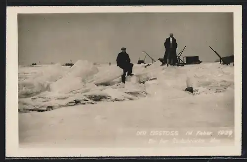 AK Wien, Zwei Männer auf den gefrorenen Massen, Eisstoss bei der Reichsbrücke, Feber 1929