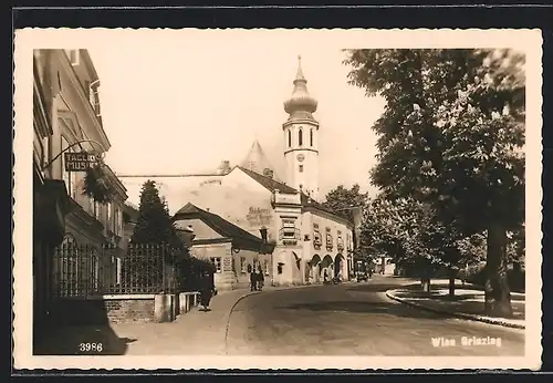 AK Wien-Grinzing, Strassenpartie mit Kirche