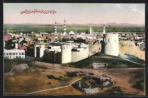 AK Saudi-Arabien, Festung und Wehrturm, Ortsansicht mit Blick auf Bergkette