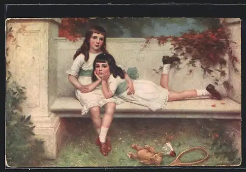 AK Zwei Mädchen mit Teddy auf einer steinernen Gartenbank