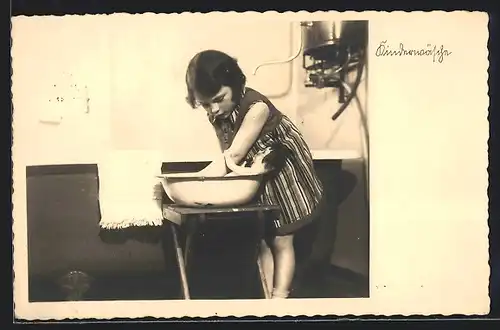 AK Kleines Mädchen badet seine Puppe