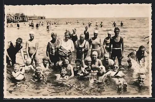 Foto-AK Lustige Gruppe im Meereswasser, Bademode