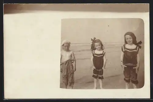 Foto-AK Drei kleine Kinder am Strand