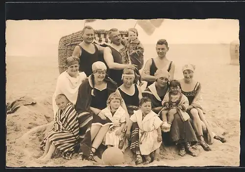 Foto-AK Gemischte Gruppe in Bademode vor einem Strandkorb