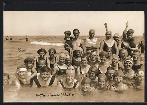 Foto-AK Auftauchende U-Boote!, Gruppe in Bademode am Meer