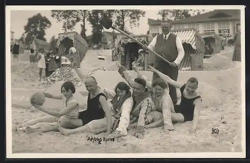 Foto-AK Achtung Kurve!, Gruppe in Bademode vor Strandkörben, 1930