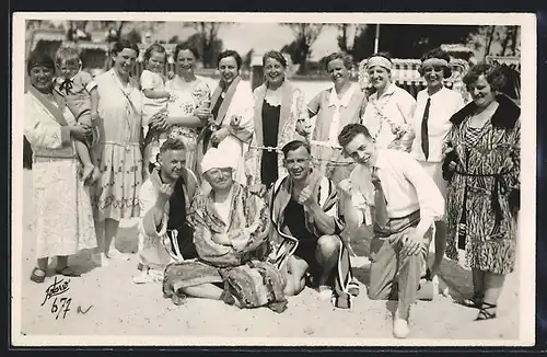 Foto-AK Grömitz, Gruppe in Bademode am Strand, 1929