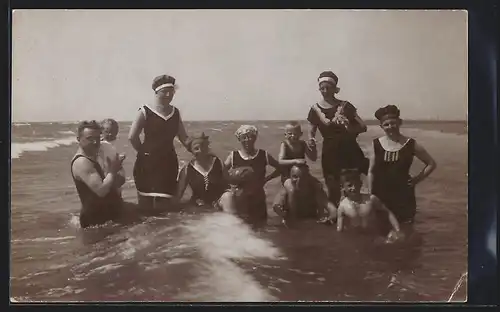 Foto-AK St. Peter, Gruppe in Badmode im Wasser, 1921