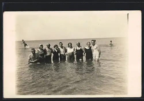 Foto-AK Gruppe in Bademode im Meer