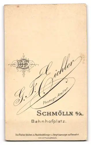 Fotografie G. F. Eichler, Schmölln S. A., Bahnhofplatz, Eleganter Herr mit Brille und Schnurrbart