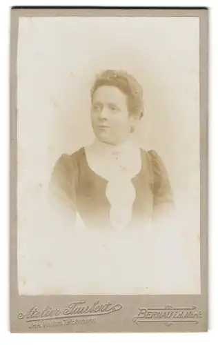 Fotografie Atelier Taubert, Bernau i. d. Mark, Bürgerliche Dame im Kleid mit zurückgesteckten Haaren