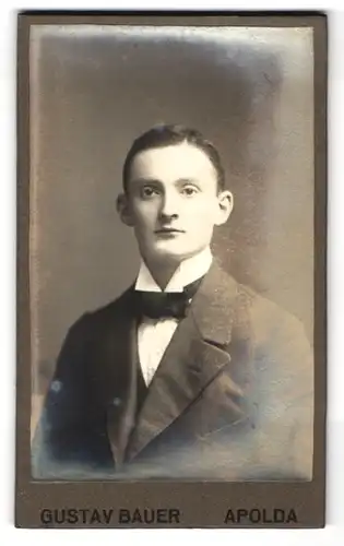 Fotografie Gustav Bauer, Apolda, Junger Mann mit pomadisiertem Seitenscheitel und Fliege