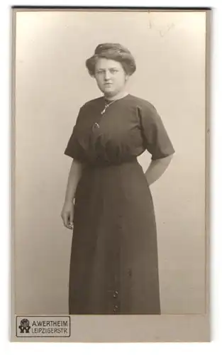 Fotografie A. Wertheim, Berlin, Leipzigerstr., Junge Dame mit eleganter Kette und hochgestecktem Haar