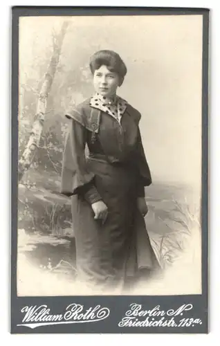 Fotografie William Roth, Berlin N., Friedrichstr. 113a, Dame im Ausgehkleid mit gepunkteter Kragenpartie