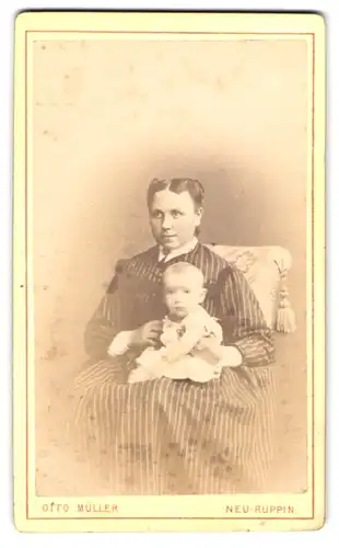 Fotografie Otto Müller, Neu-Ruppin, Paradeplatz 718, Mutter mit gescheiteltem Haar und ihrem Baby auf dem Schoss
