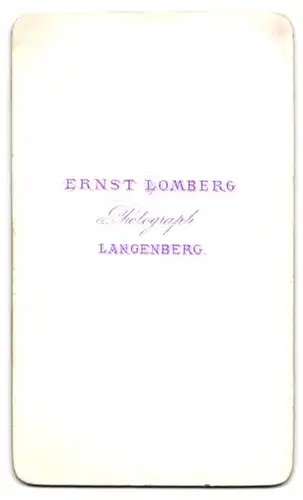 Fotografie Ernst Lomberg, Langenberg, Bürgerliche Dame mit weitem Kleid und einer Ansteckschleife
