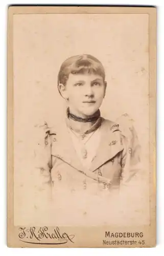 Fotografie J. H. Kredler, Magdeburg, Neustädterstr. 45, Bürgerliches Mädchen mit einem Medaillon um den Hals