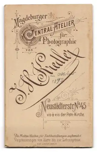 Fotografie J. H. Kredler, Magdeburg, Neustädterstr. 45, Bürgerliches Mädchen mit einem Medaillon um den Hals