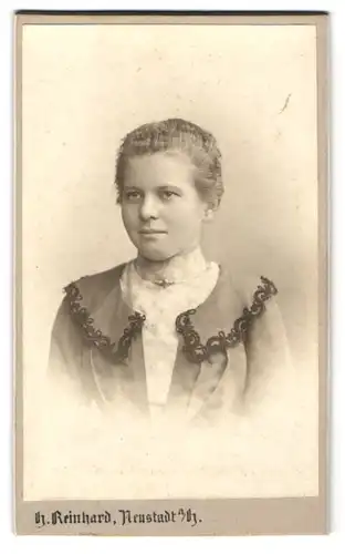Fotografie H. Reinhard, Neustadt a. H., Bergstrasse 2, Junge Frau im Kleid mit elegantem Zierkragen