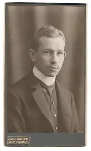 Fotografie Atelier Wertheim, Berlin, Leipzigerstr., Junger Mann mit Stehkragen und Schnurrbart