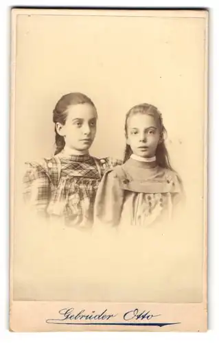 Fotografie Gebrüder Otto, Oranienburg, Berliner-Str. 15, Ein Mädchen mit kariertem Kleid nebst ihrer kleinen Schwester