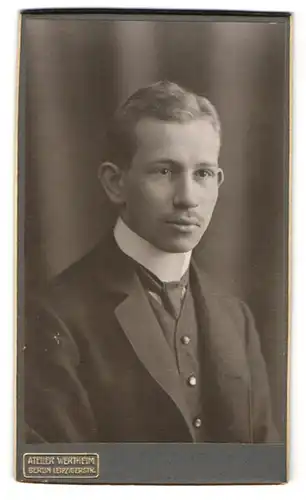 Fotografie Atelier Wertheim, Berlin, Leipzigerstr., Junger Mann im schwarzen Sakko mit Schnurrbart