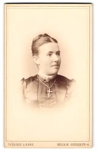 Fotografie Trübiger & Hahn, Berlin W., Leipziger-Str. 40, Bürgerliche Dame mit Brosche am Kragen und Kreuzkette