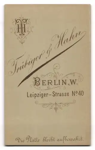 Fotografie Trübiger & Hahn, Berlin W., Leipziger-Str. 40, Bürgerliche Dame mit Brosche am Kragen und Kreuzkette