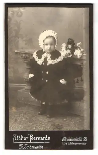 Fotografie Atelier Bernards, Ob. Schöneweide, Wilhelminenhofstr. 25, Junges Mädchen im Rüschenkleid mit Haube