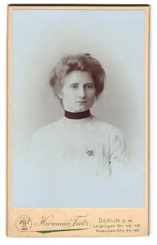 Fotografie Hermann Tietz, Berlin S.W., Leipziger-Str. 46-49, Junge Dame im weissen Kleid mit Halsband