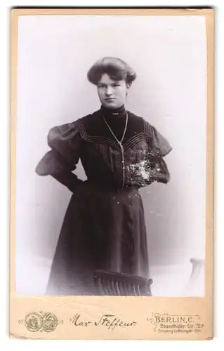 Fotografie Max Steffens, Berlin C., Rosenthaler Str. 12d, Junge Dame mit elegantem Kleid und Rollkragen