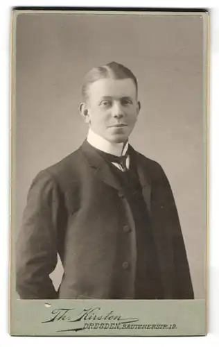 Fotografie Th. Kirsten, Dresden, Bautznerstr. 12, Junger Mann mit Krawatte und pomadisiertem Seitenscheitel