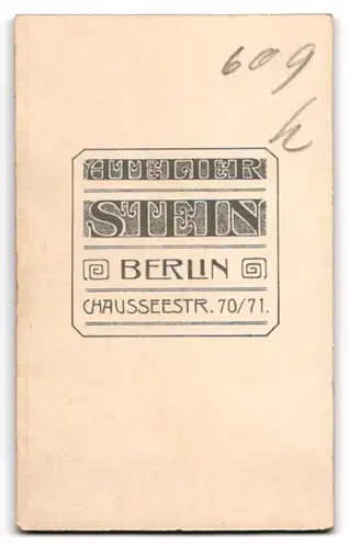 Fotografie Wilhelm Stein, Berlin, Chaussee Str. 70 /71, Junge Dame mit schwarzem Kleid und Brosche am Kragen