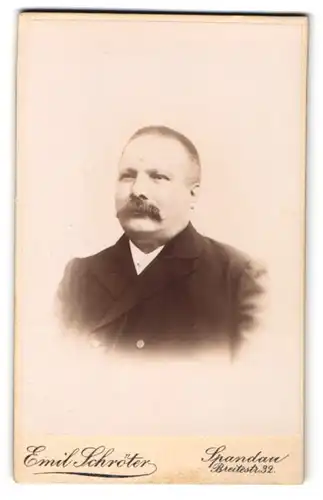 Fotografie Emil Schröter, Spandau, Breitestr. 32, Bürgerlicher Mann mit kurgeschorenem Haar und imposantem Schnäuzer