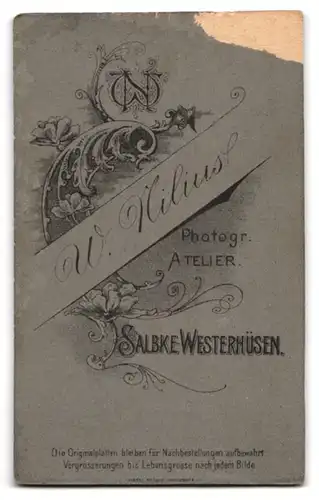 Fotografie W. Nilius, Salbke-Westerhüsen, Junges Mädchen im Kleid mit ihrer Puppe